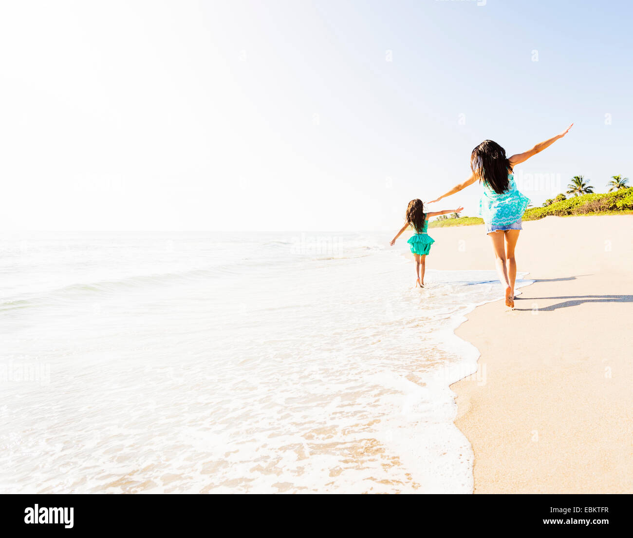 USA, Florida, Jupiter, Rückansicht des Mädchen (6-7) und ihre Mutter auf Strand Stockfoto