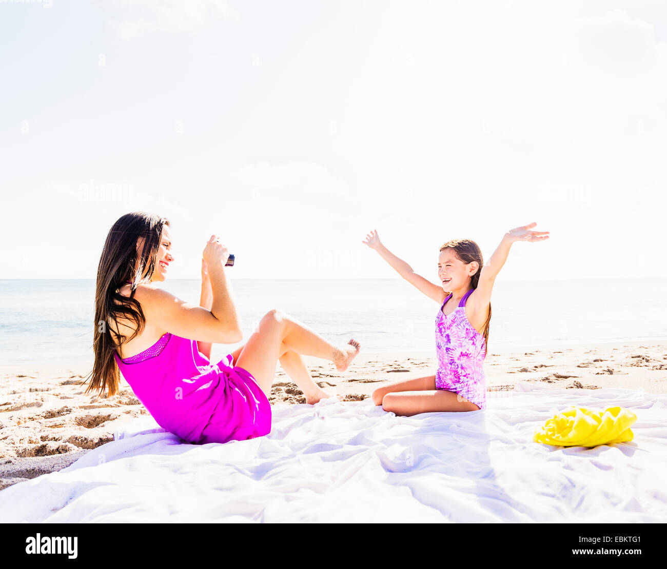 Mom, die Aufnahme ihrer Tochter (6-7) am Strand, Jupiter, Florida, USA Stockfoto