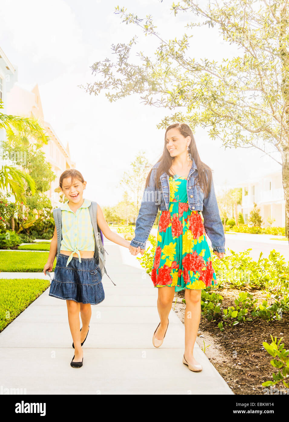 USA, Florida, Jupiter, Mädchen (6-7) zu Fuß zur Schule mit ihrer Mutter Stockfoto