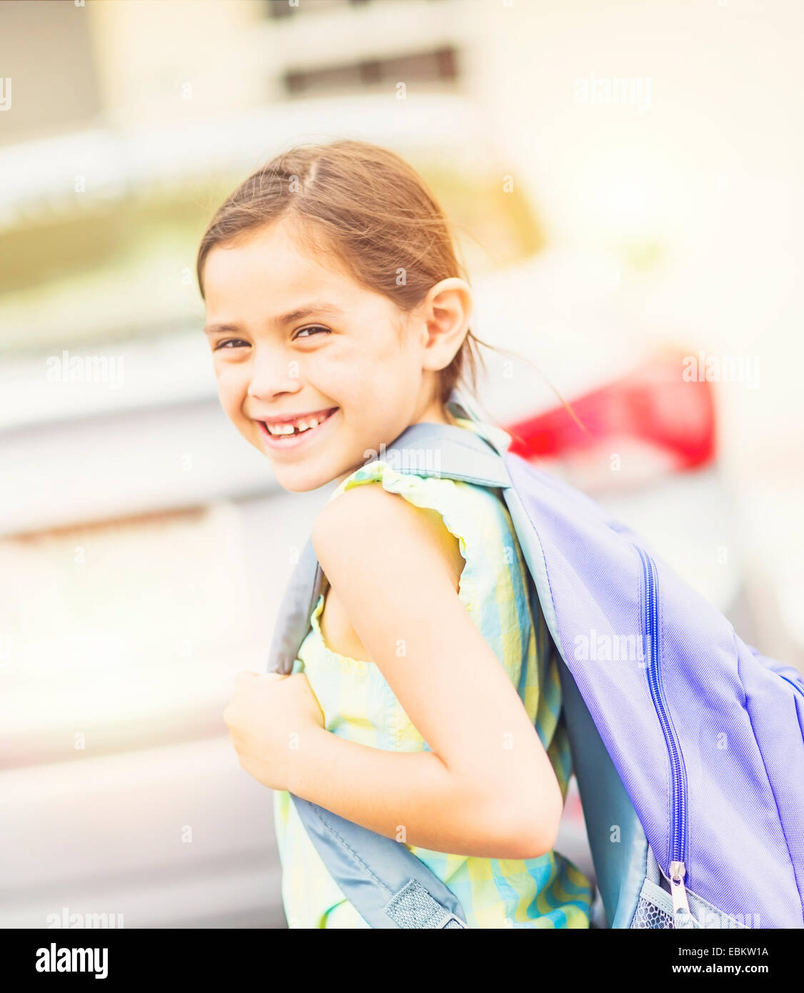 Porträt des Lächelns Schüler (6-7) im freien Stockfoto