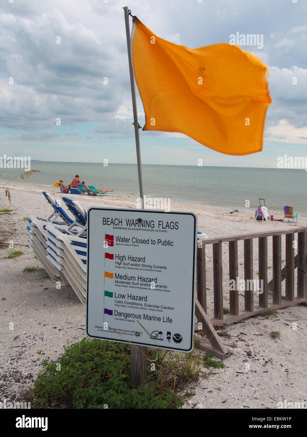Beachflag Warnung im Lovers Key State Park, Fort Myers, Florida, USA, 6. Oktober 2014, © Katharine Andriotis Stockfoto