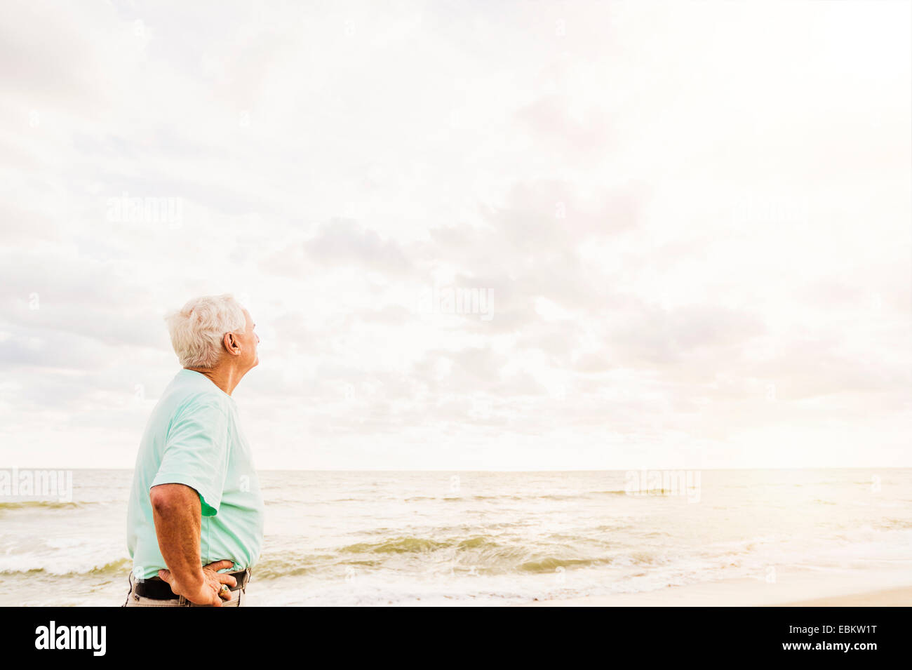 USA, Florida, Jupiter, Seitenansicht des senior Mann am Strand Stockfoto