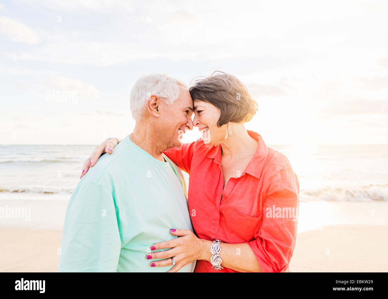 USA, Florida, Jupiter, älteres Ehepaar verbringt Zeit zusammen am Strand Stockfoto