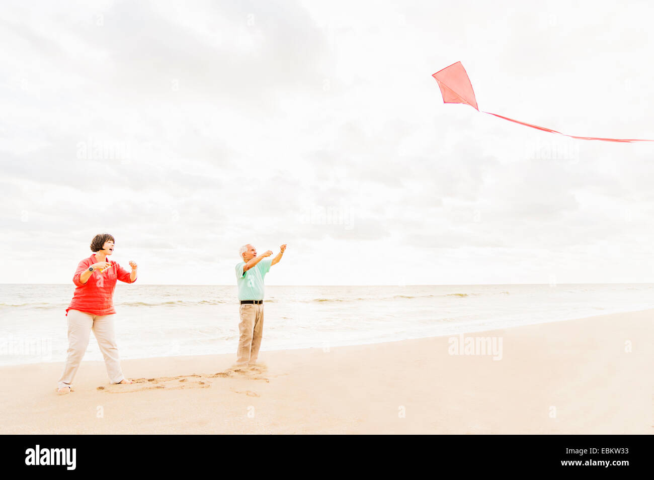 USA, Florida, Jupiter, paar fliegen Drachen zusammen am Strand Stockfoto