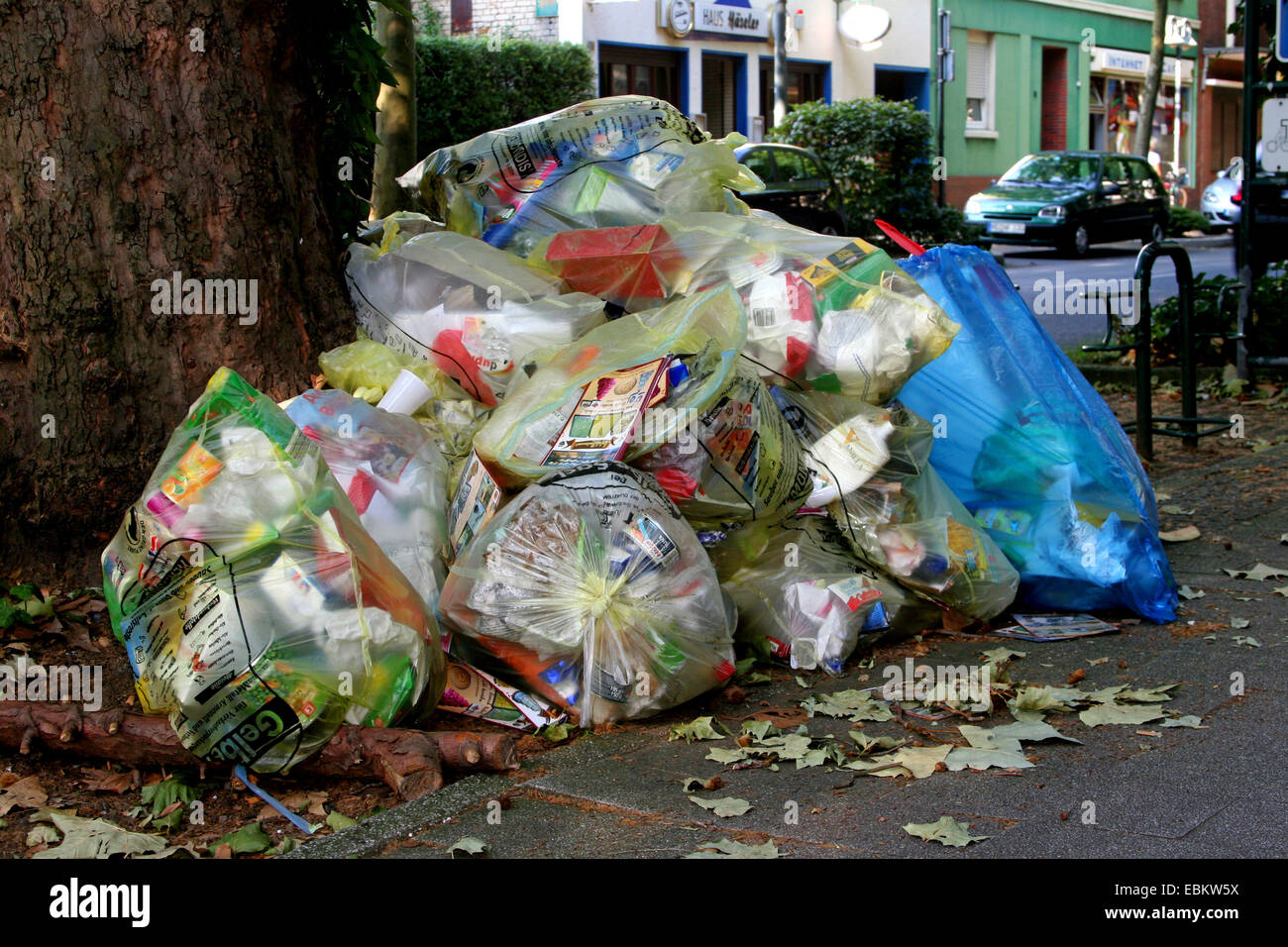 Gelbe Säcke an Straße Grenze, Deutschland, Nordrhein-Westfalen, Ruhrgebiet, Lünen Stockfoto