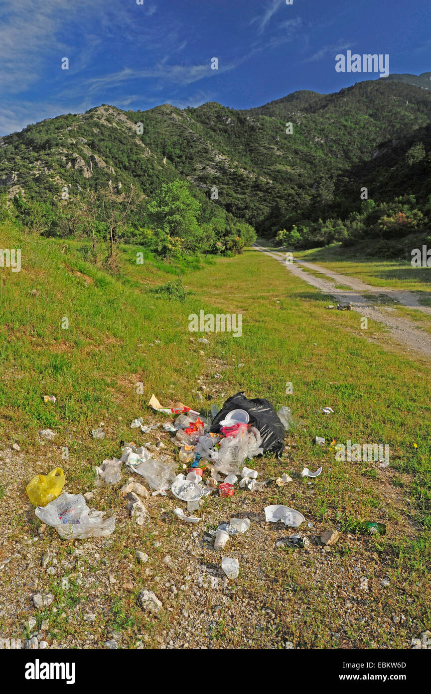 Müll an der Seite einer Straße durch einen grünen Hügel-Landschaft, Griechenland, Mazedonien, Olymp Stockfoto