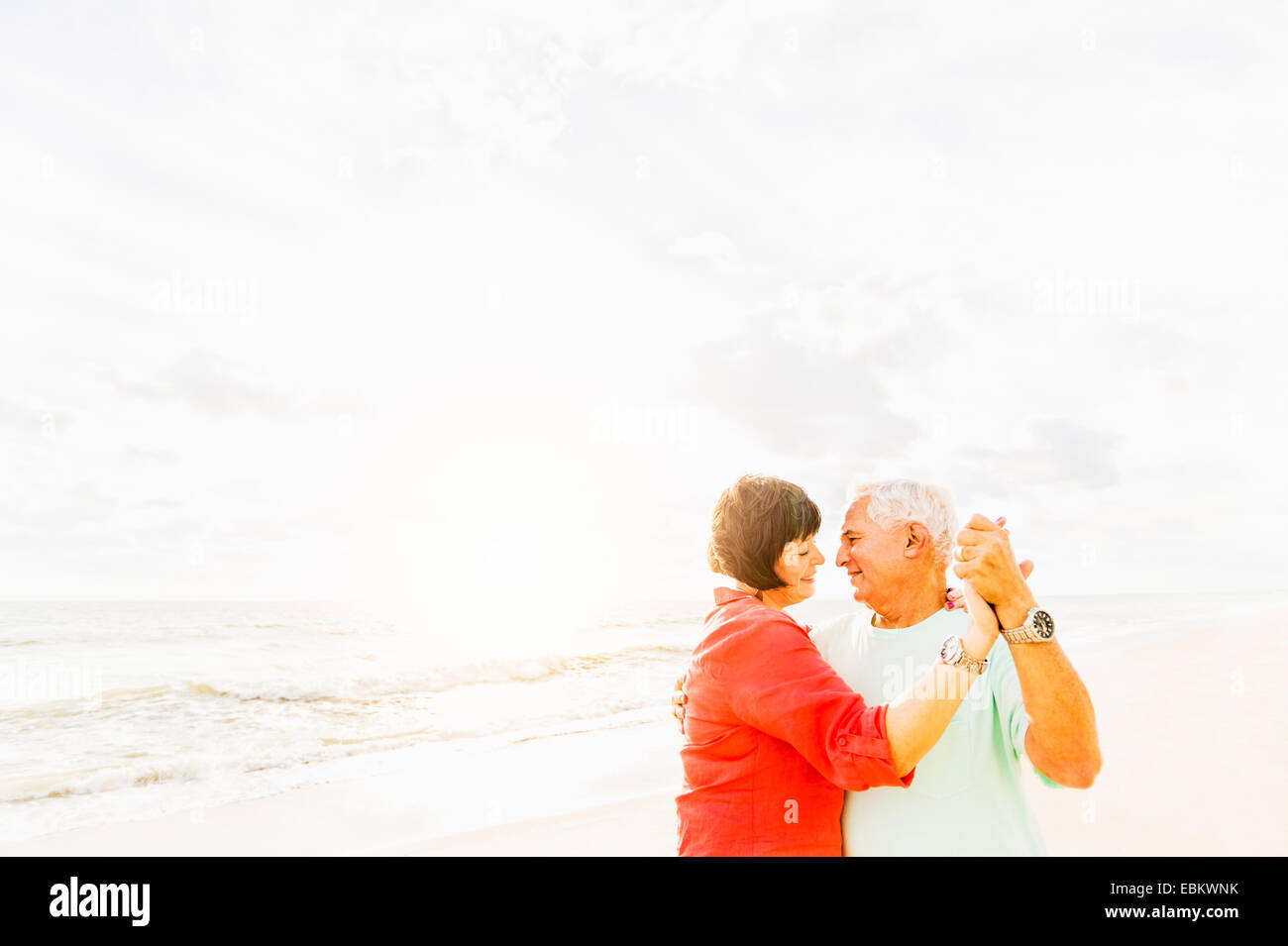 USA, Florida, Jupiter, Paare tanzen am Strand bei Sonnenaufgang Stockfoto