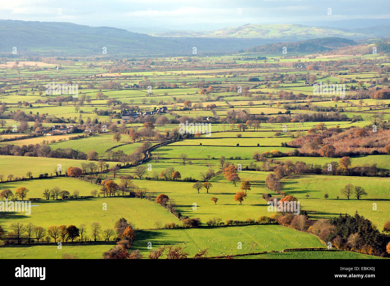 Blick nach Westen von Long Mynd über South Shropshire nach Wales. Stockfoto