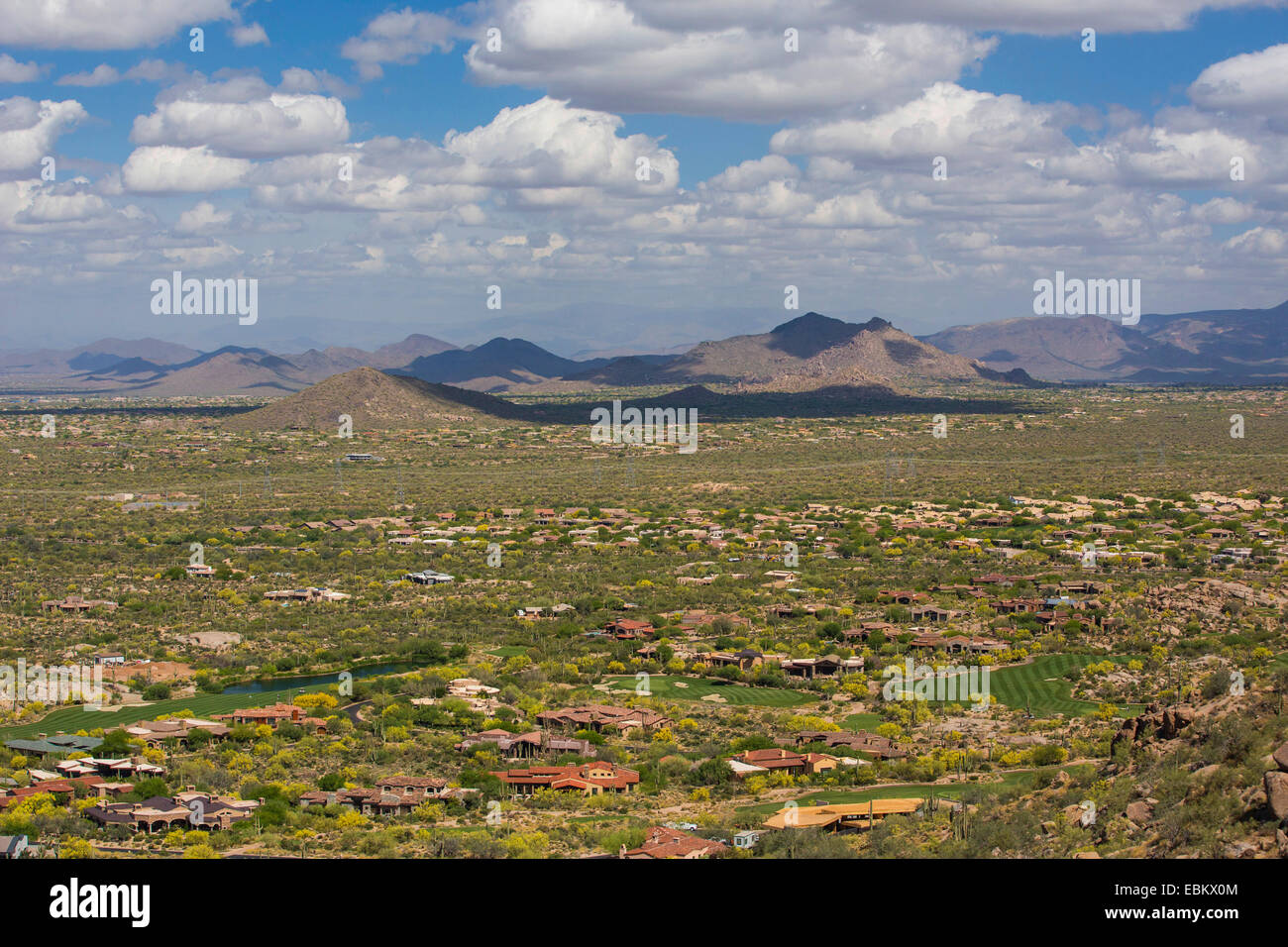 New River Mesa mit Dorf und Golfplatz, Blick vom Pinnacle Peak, USA, Arizona, Phoenix Stockfoto