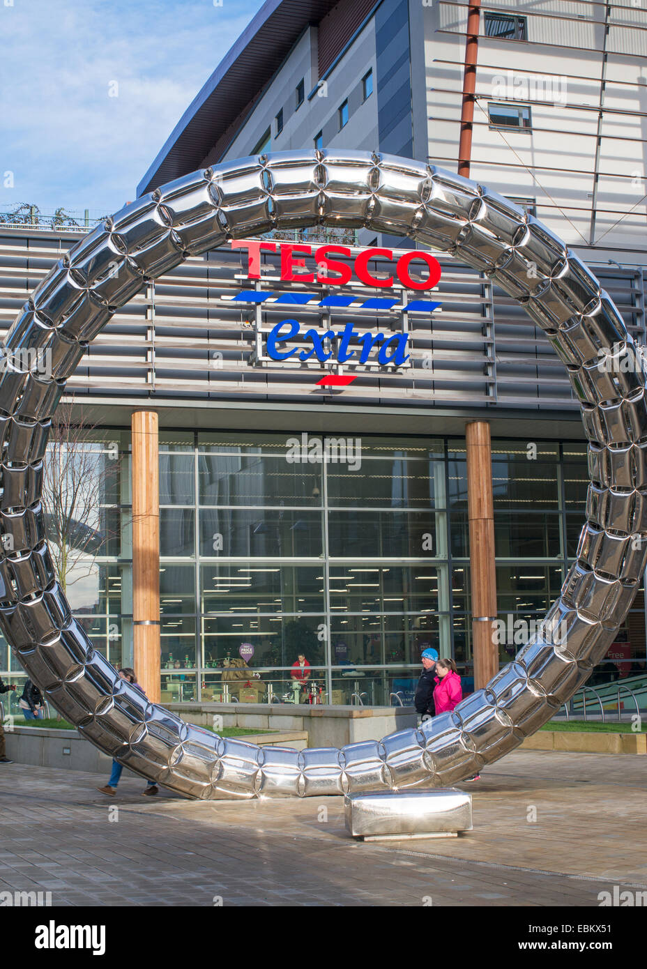 Tesco Extra speichern Zeichen gesehen durch Edelstahl Halo Skulptur, Gateshead, Nord-Ost England UK Stockfoto