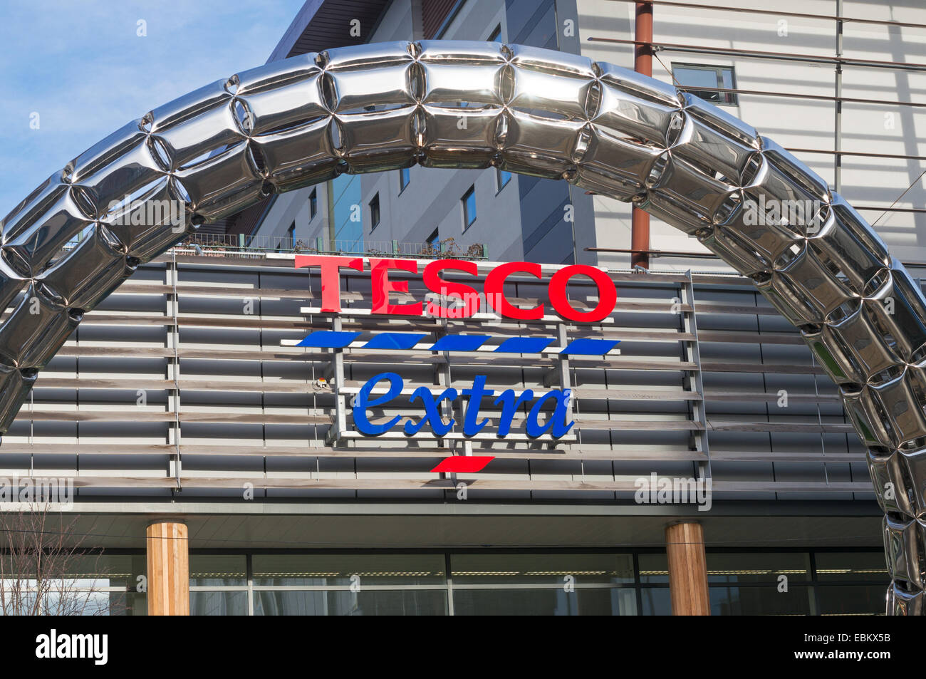 Tesco Extra Zeichen gesehen durch Edelstahl Halo Skulptur, Gateshead, Nord-Ost England UK Stockfoto