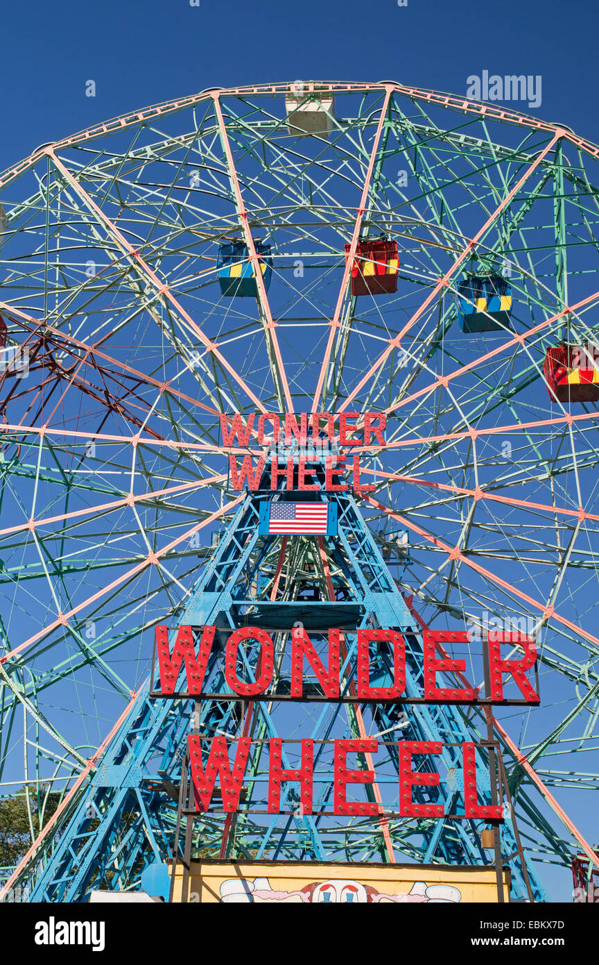 Wonder Wheel, exzentrische Riesenrad am Deno Vergnügungspark auf Coney Island, NYC, USA Stockfoto