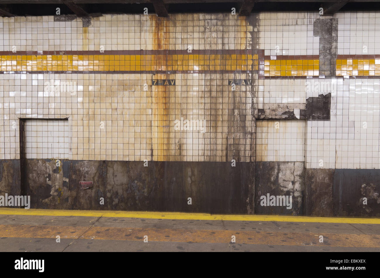 Bröckelnde Infrastruktur, Innenausbau von 7th Avenue Subway Station Brooklyn, New York City, USA Stockfoto