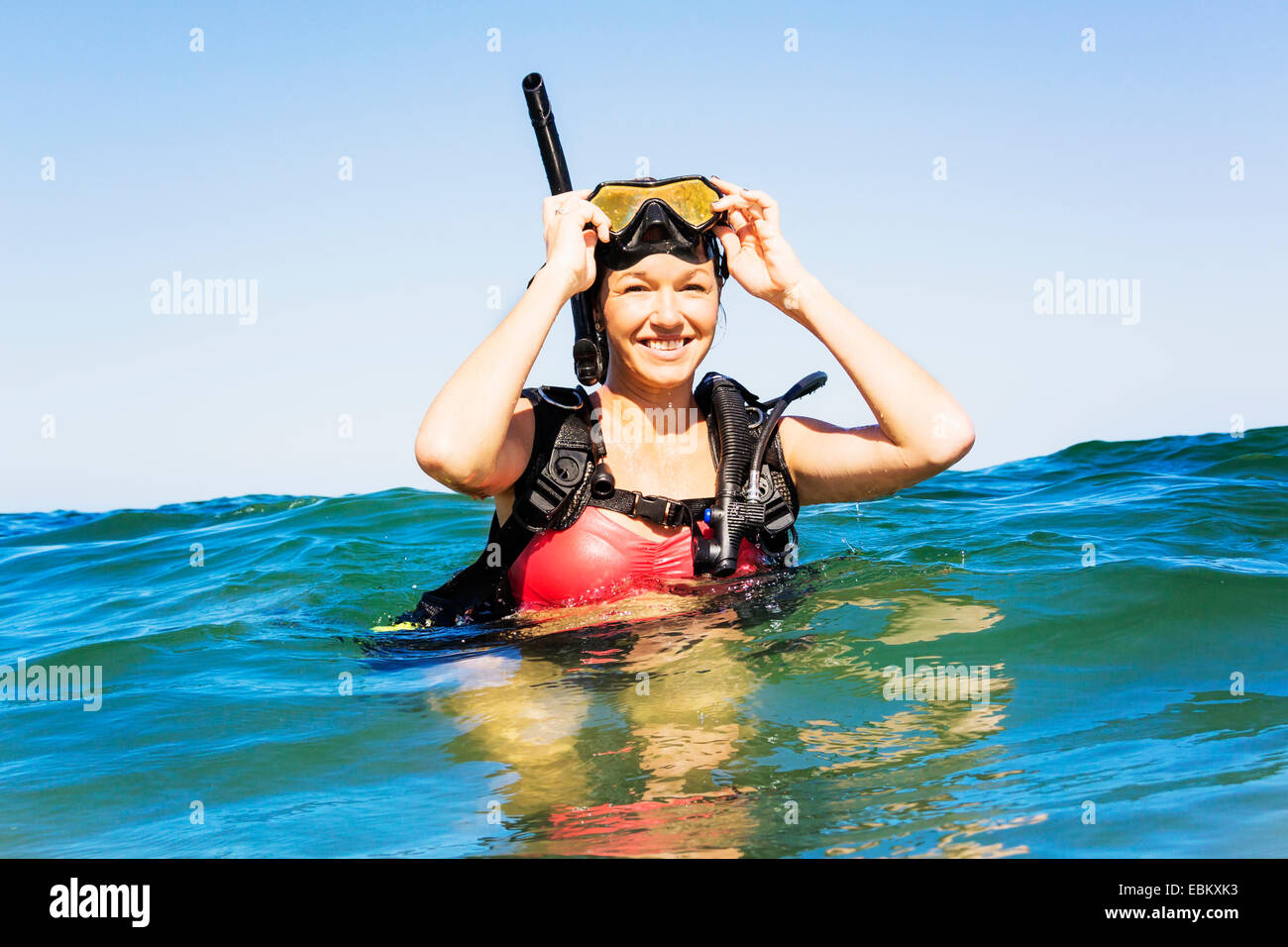 USA, Florida, Jupiter, Porträt der jungen Frau Tauchen im Meer Stockfoto