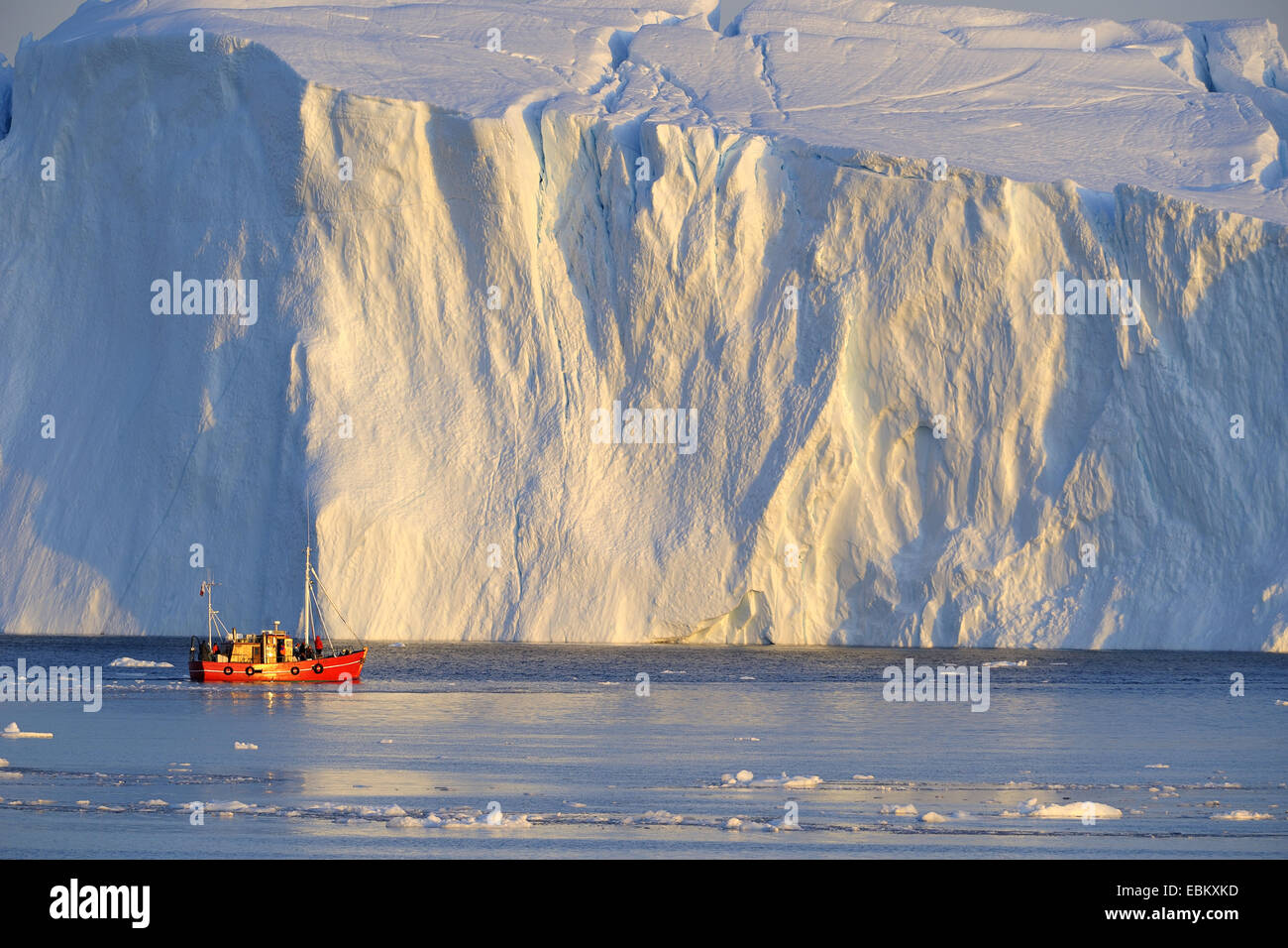 Schiff vor einem Eisberg, Ilulissat, Grönland, Diskobucht Stockfoto