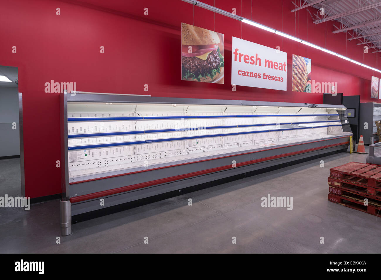 Leere Supermarkt Kühlschrank, vor dem Store eröffnet Stockfoto