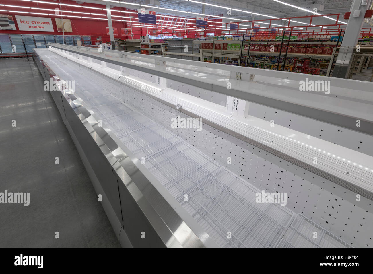 Leere Supermarkt Kühlschrank, vor dem Store eröffnet Stockfoto