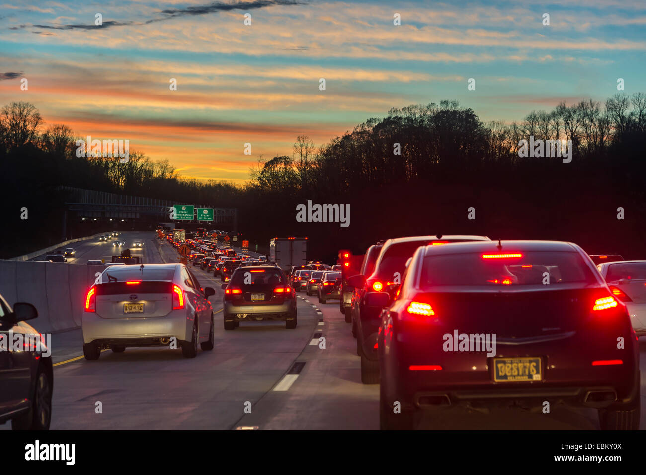 Autobahn-Verkehr bei Sonnenuntergang Stockfoto