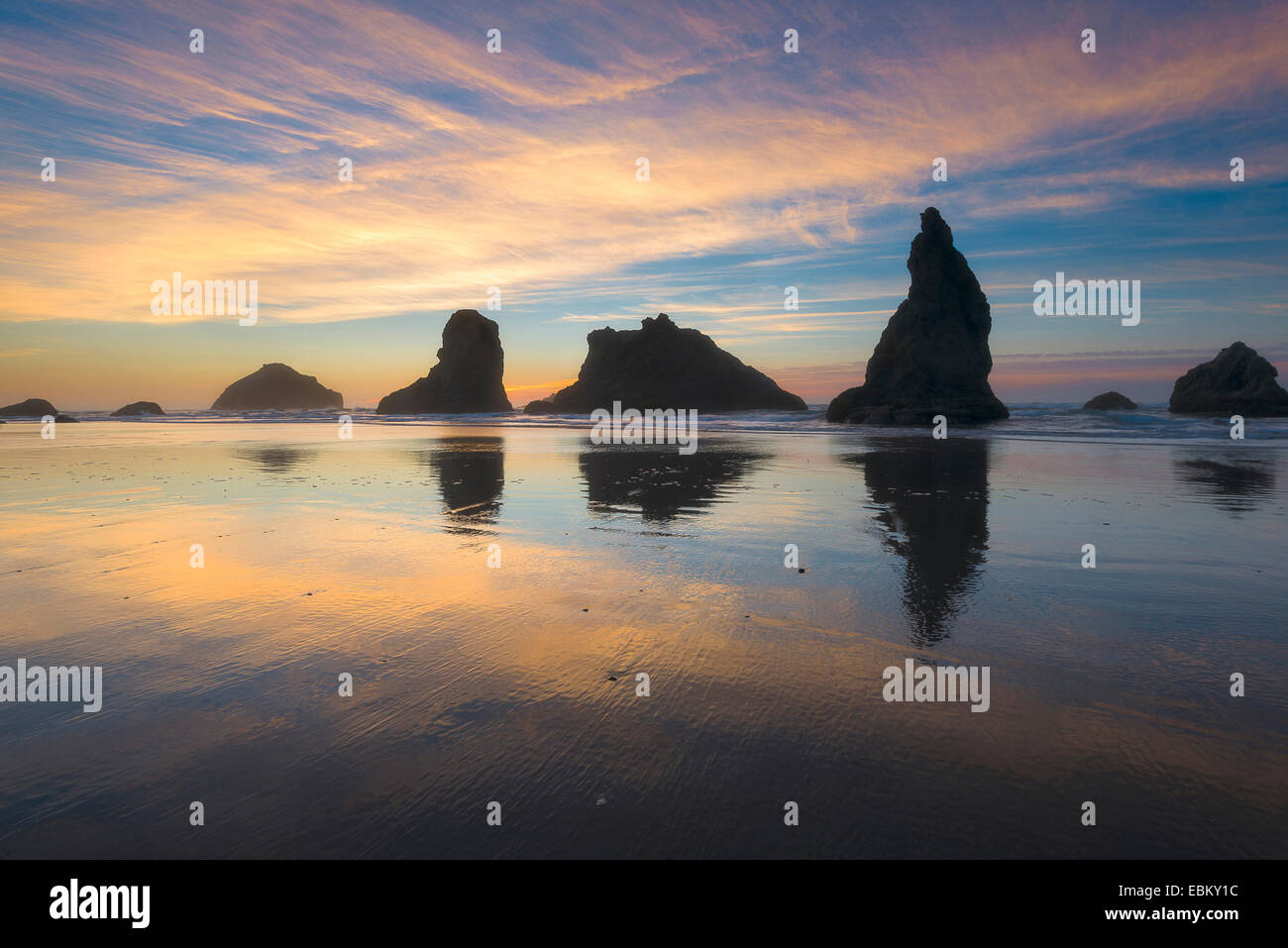 Strand mit, Bandon, Oregon, USA Stapeln Felsen bei Sonnenuntergang Stockfoto