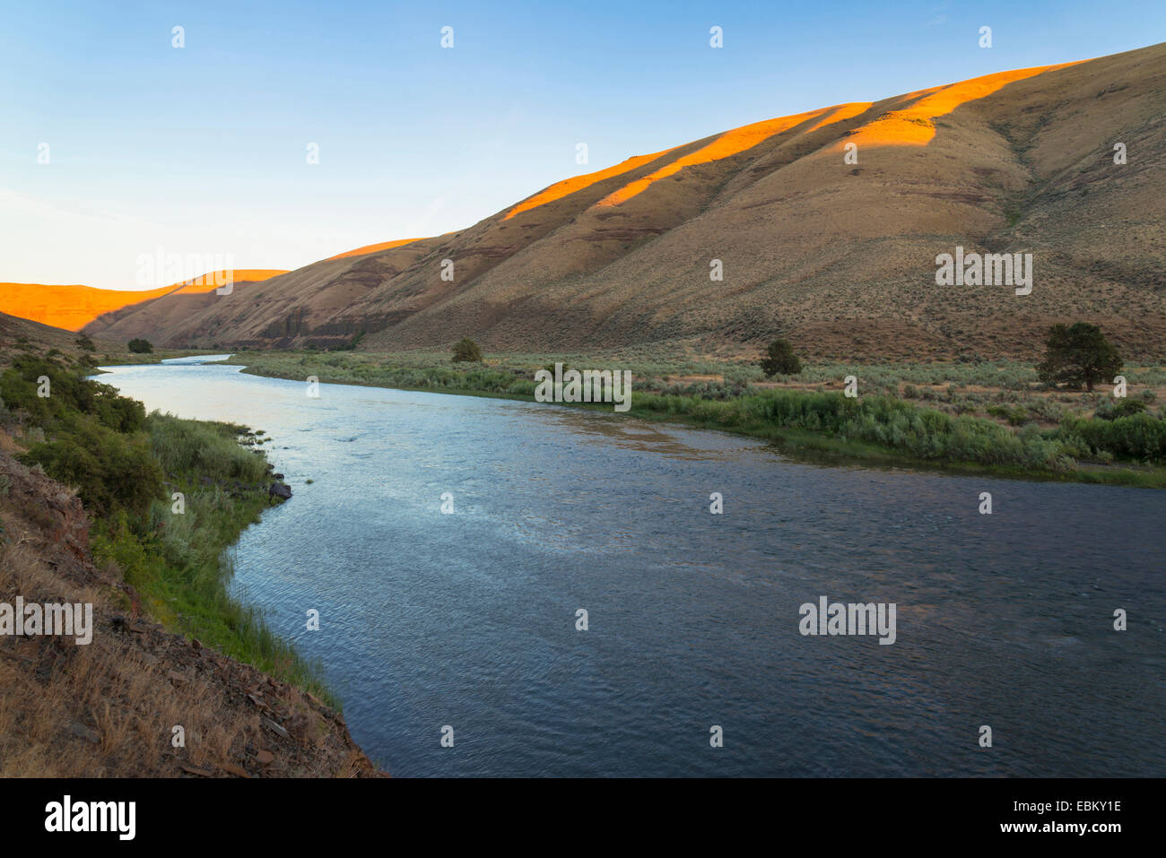 USA, Oregon, John Day River, Fluss am Fuß der Hügel Stockfoto