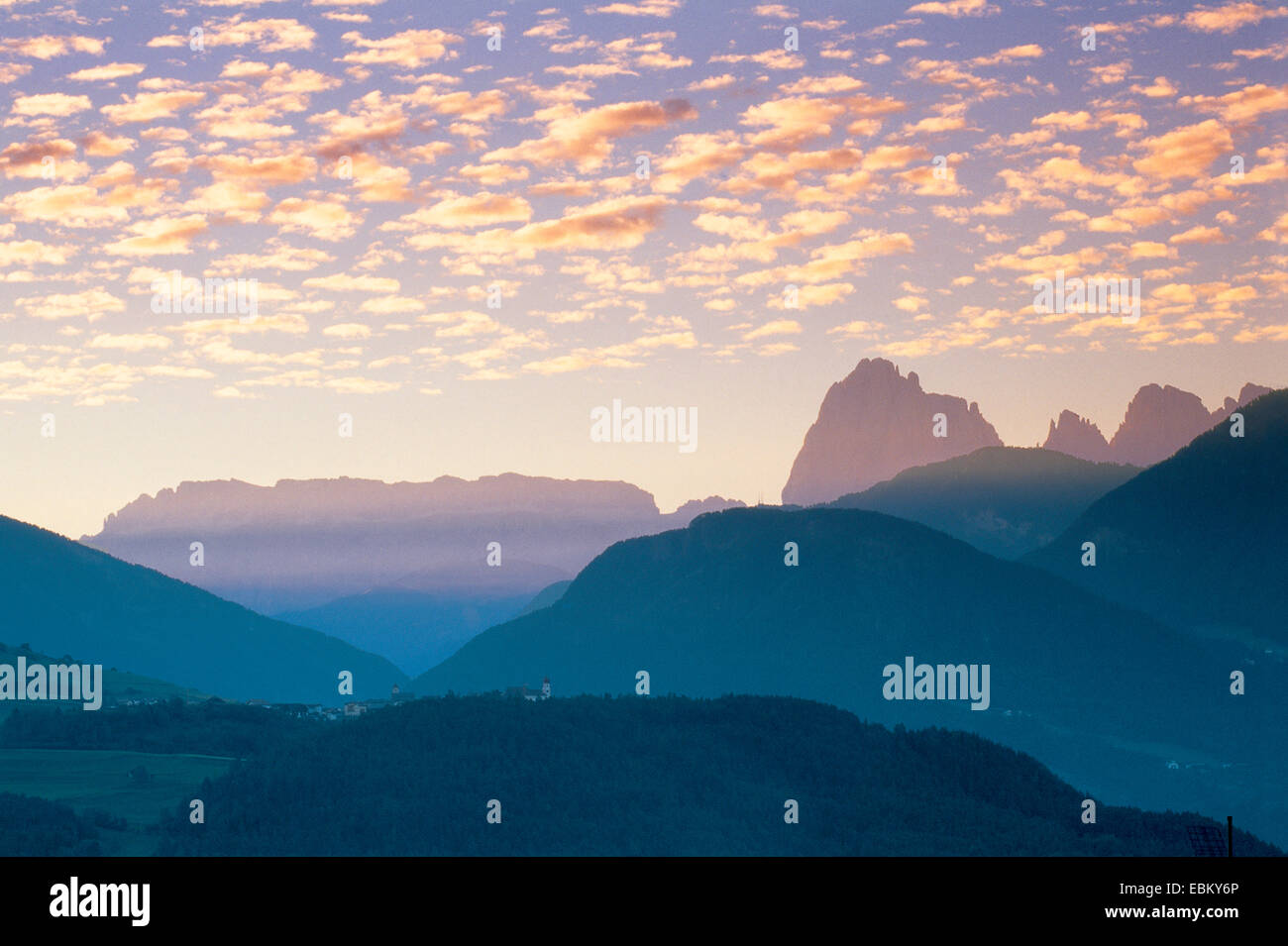 Eysa Tal am Morgen Sella Gruppe, Plattkofels und Langkofel im Hintergrund, Italien, Südtirol, Dolomiten Stockfoto