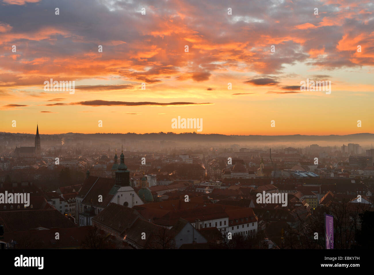 Blick auf Graz im frühen Morgen, Österreich, Steiermark, Graz Stockfoto