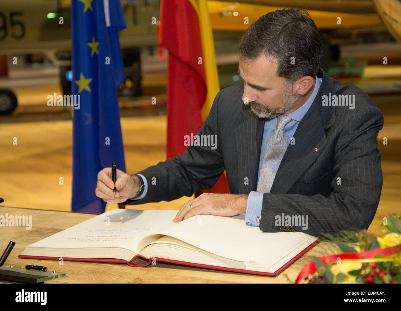 Bueren, Deutschland. 2. Dezember 2014. Spaniens König Felipe VI. Himnself tritt in der Nordrhein-Westfälischen Landesregierung Gästebuch am Flughafen Paderborn-Lippstadt in Bueren, Deutschland, 2. Dezember 2014. Foto: Friso Gentsch/Dpa/Alamy Live News Stockfoto