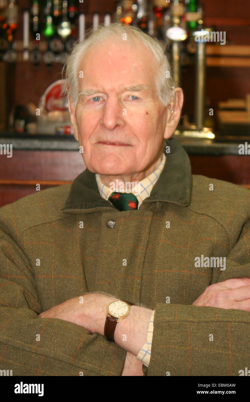 Melton Mowbray, Leicestershire, UK. 2. Dezember 2014.  Präsident des Melton Mowbray und Belvoir Fatstock zeigen, Sir Lyonel Tollemache Rast während einer Pause in der Verhandlung auf der Messe. Bildnachweis: Jim Harrison/Alamy Live-Nachrichten Stockfoto