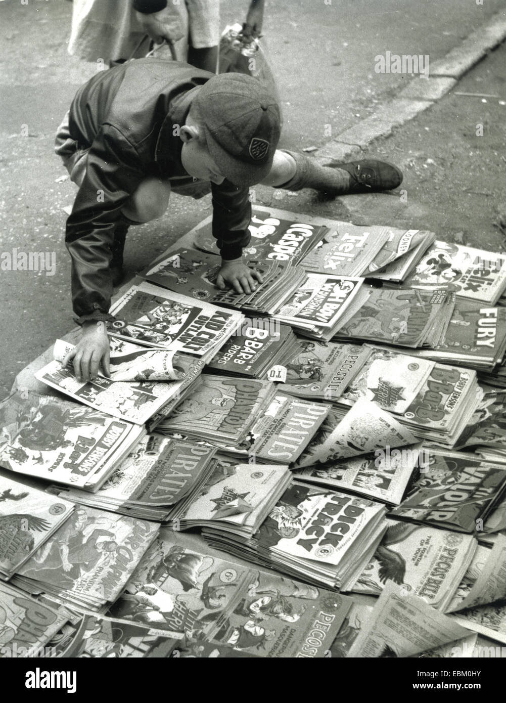 LONDON-BOY mit COMICS über 1955 Stockfoto
