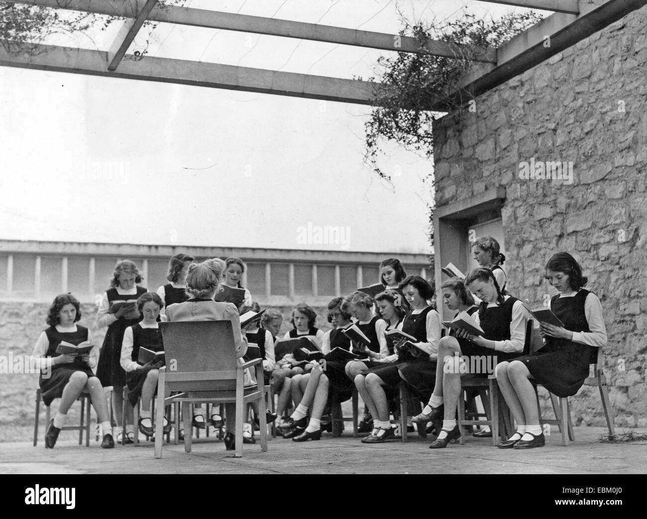 RICHMOND HIGH SCHOOL, England über 1955. Outdoor-vierte Form Französisch Klasse Stockfoto