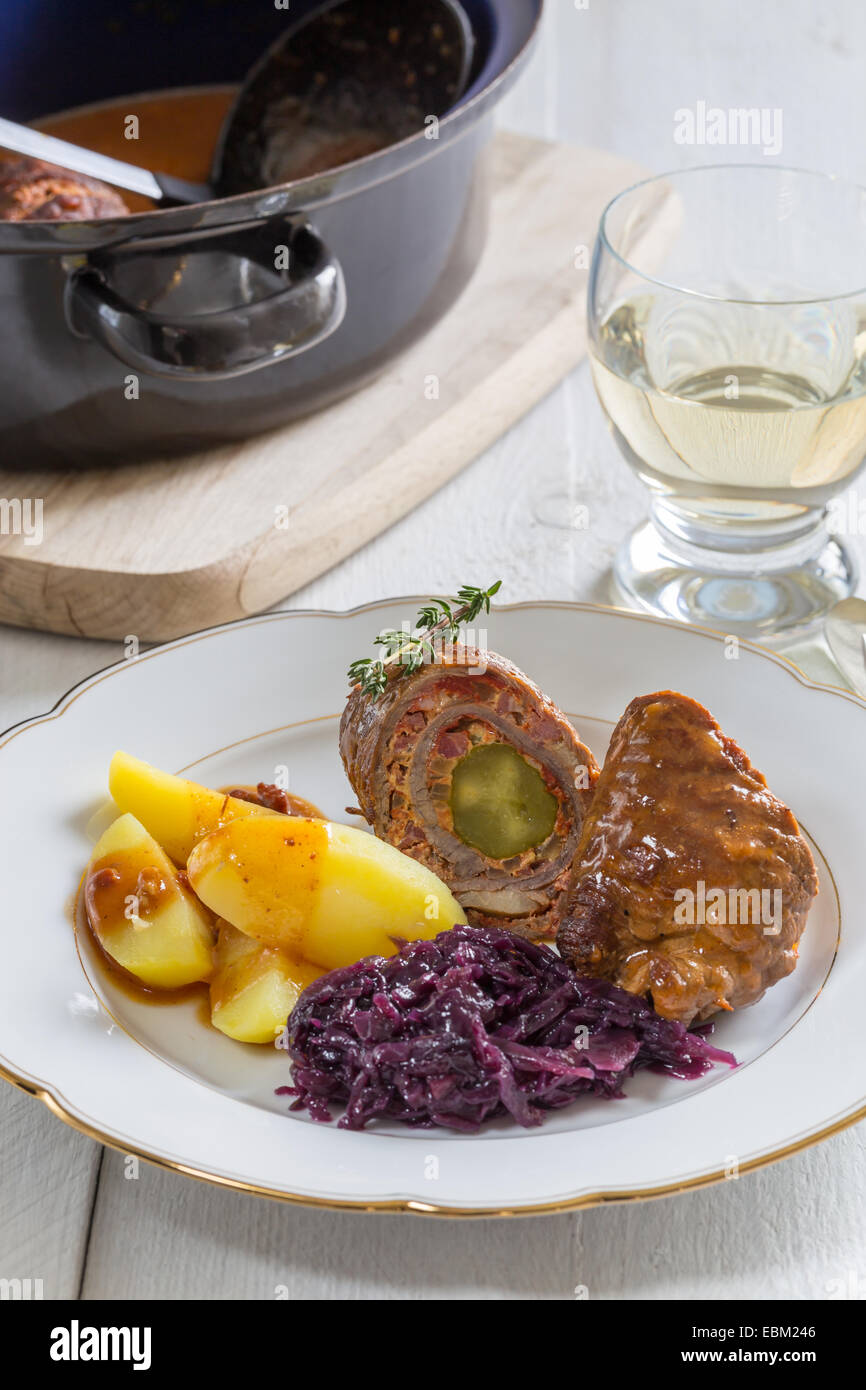 Roulade vom Rind mit Kartoffeln und Rotkohl. Stockfoto