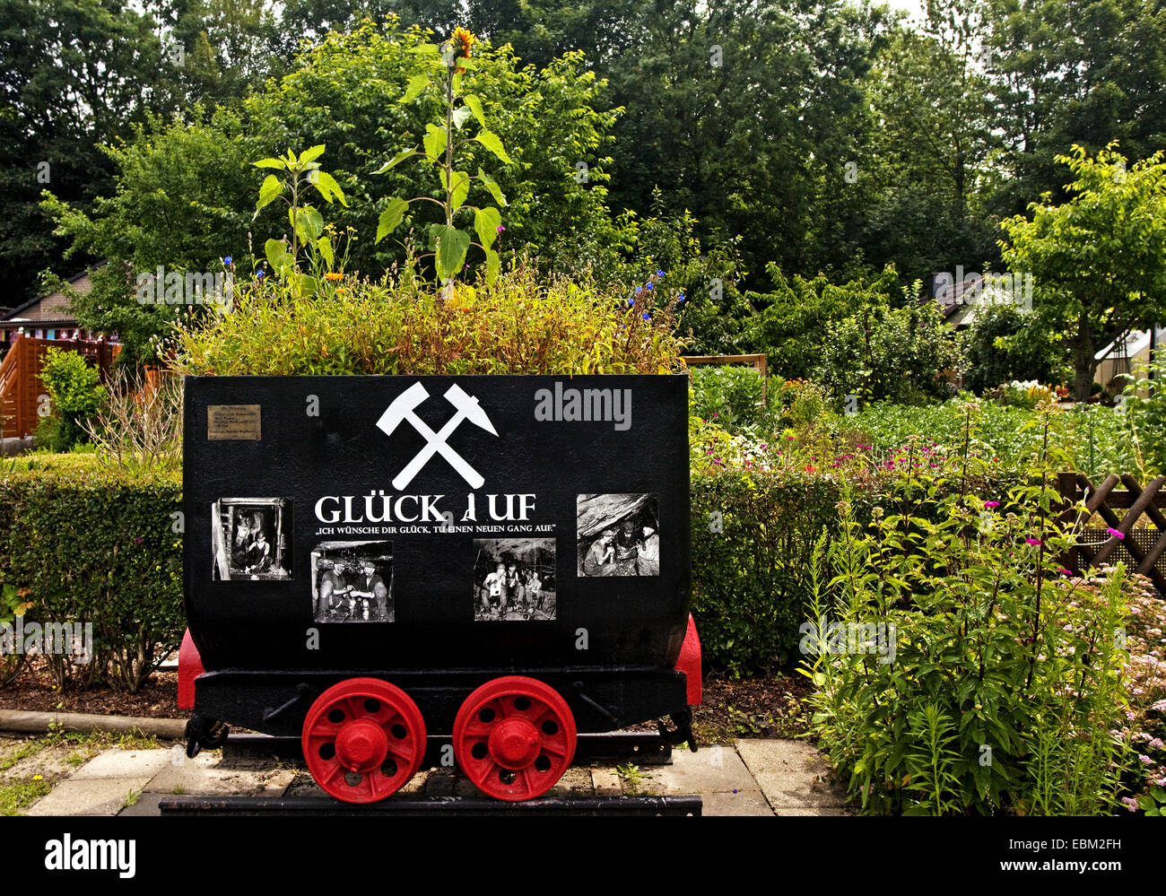 pflanzte Minenwagen in eine Zuteilung Club, Bochum, Ruhrgebiet, Nordrhein-Westfalen, Deutschland Stockfoto
