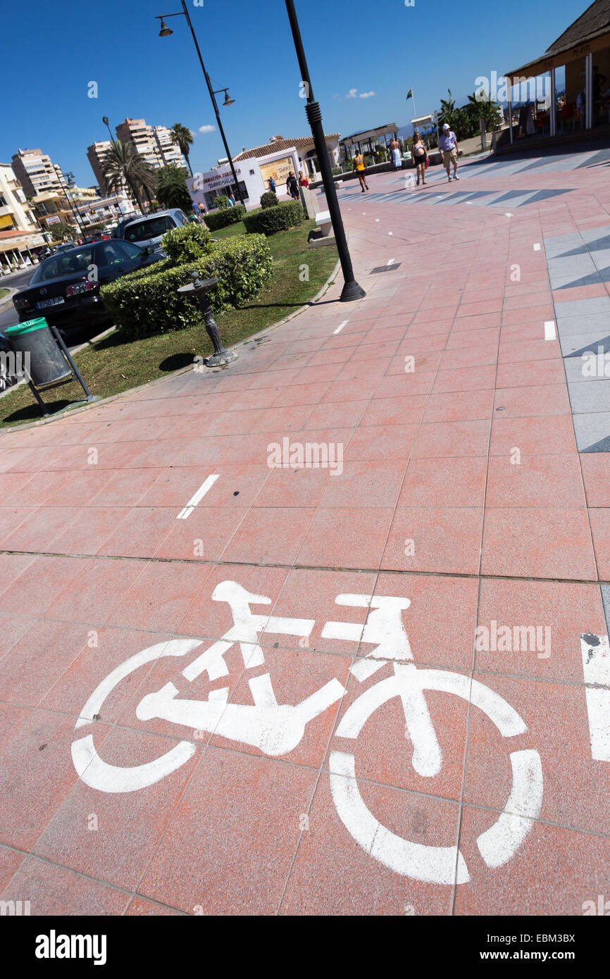 Ein Radweg auf der Sefront in Torremolinos Stockfoto