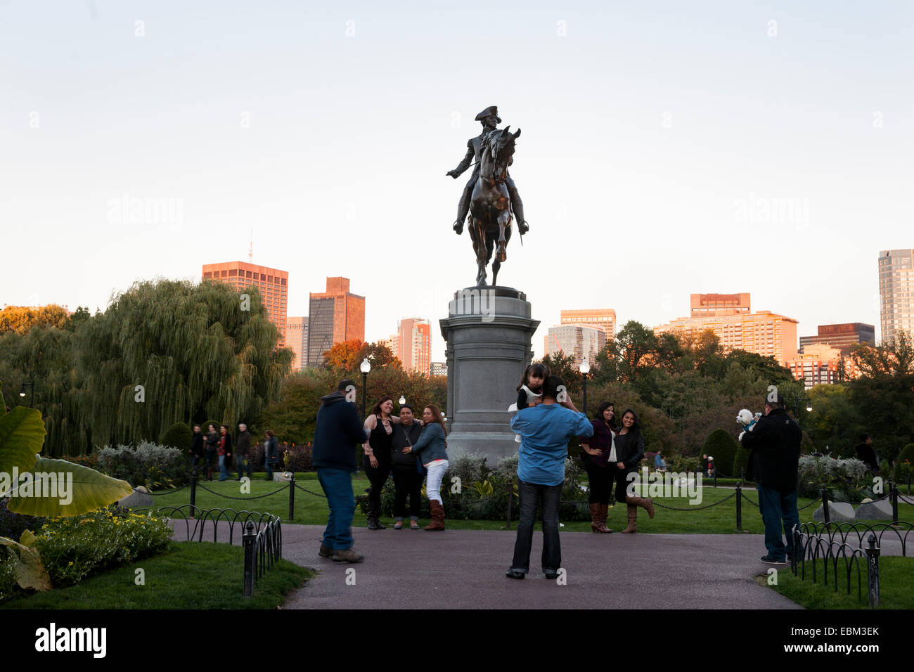 Die George-Washington-Monument gesetzt vor blauem Himmel in Boston Public Garden, umgeben von Touristen fotografieren Oktober 2014 Stockfoto