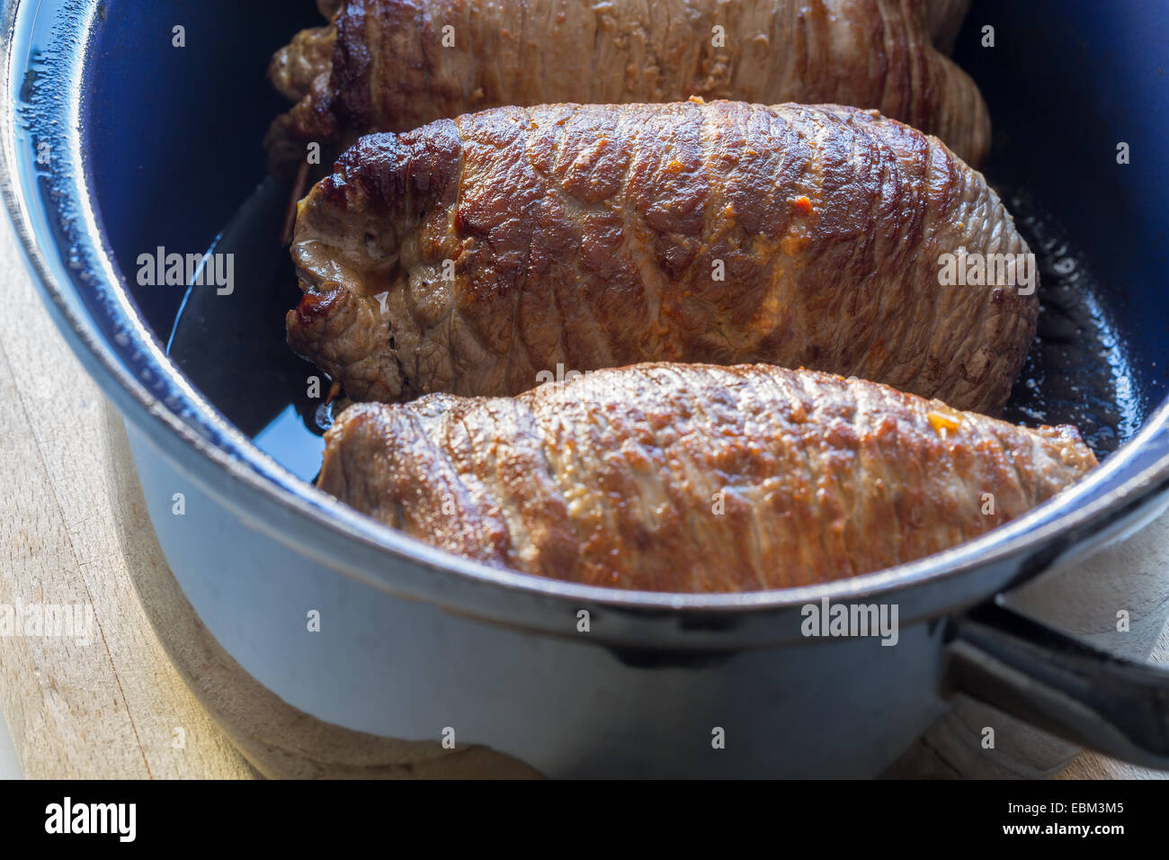Roulade von Rindfleisch in der Pfanne mit Sauce. Stockfoto