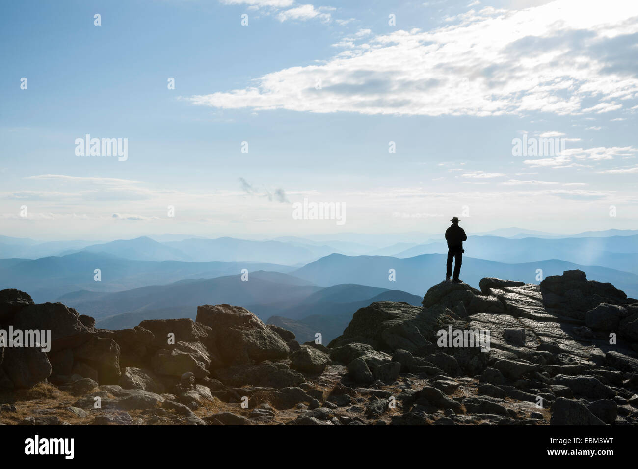 Nicht mehr wiederzuerkennen Silhouette des Menschen stehen auf Felsvorsprung in Ferne, am Gipfel des Mount Washington, Blick auf das vista Stockfoto