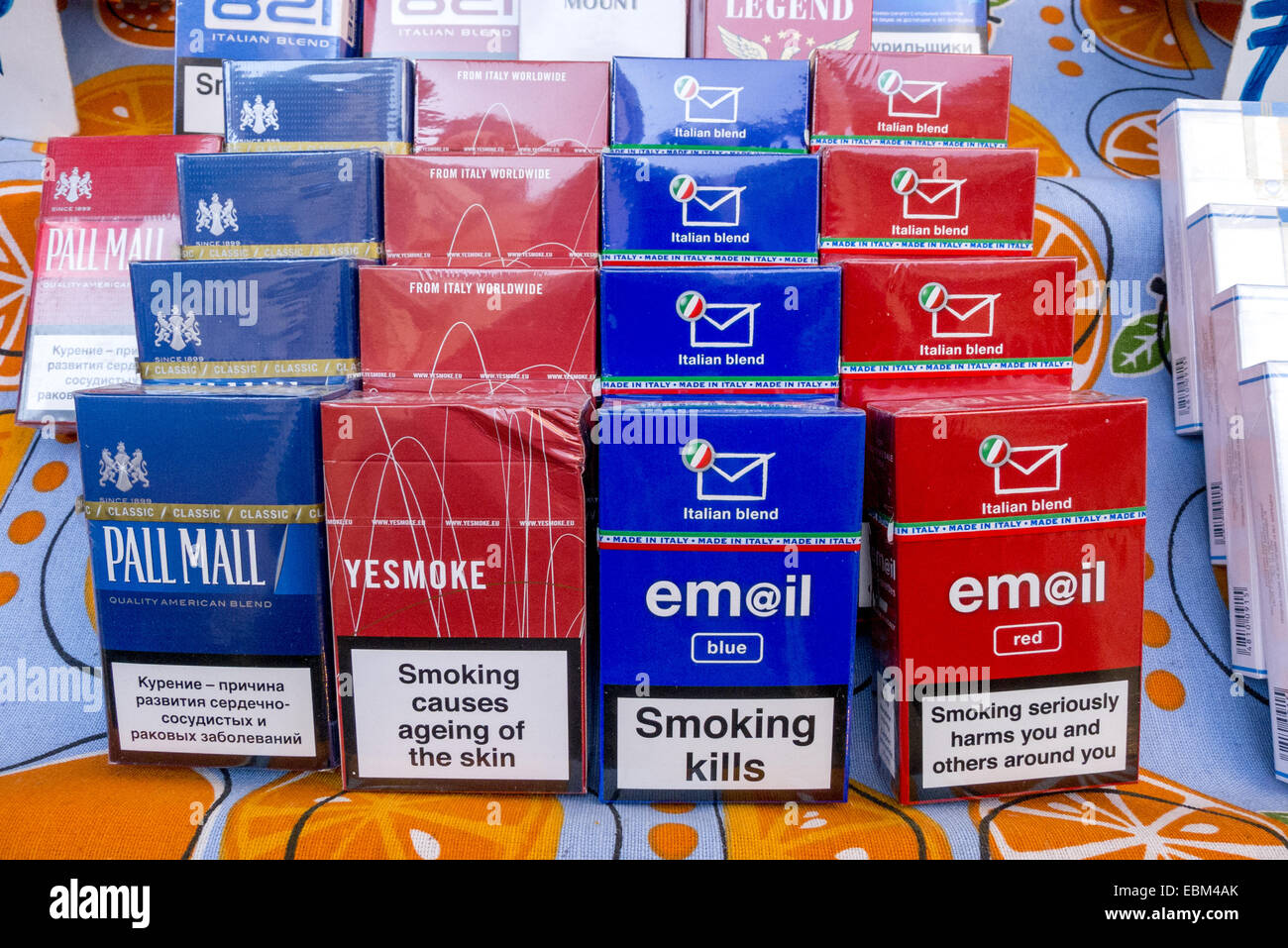 Unversteuerte Zigaretten für den Verkauf auf den Straßen von Neapel. Stockfoto