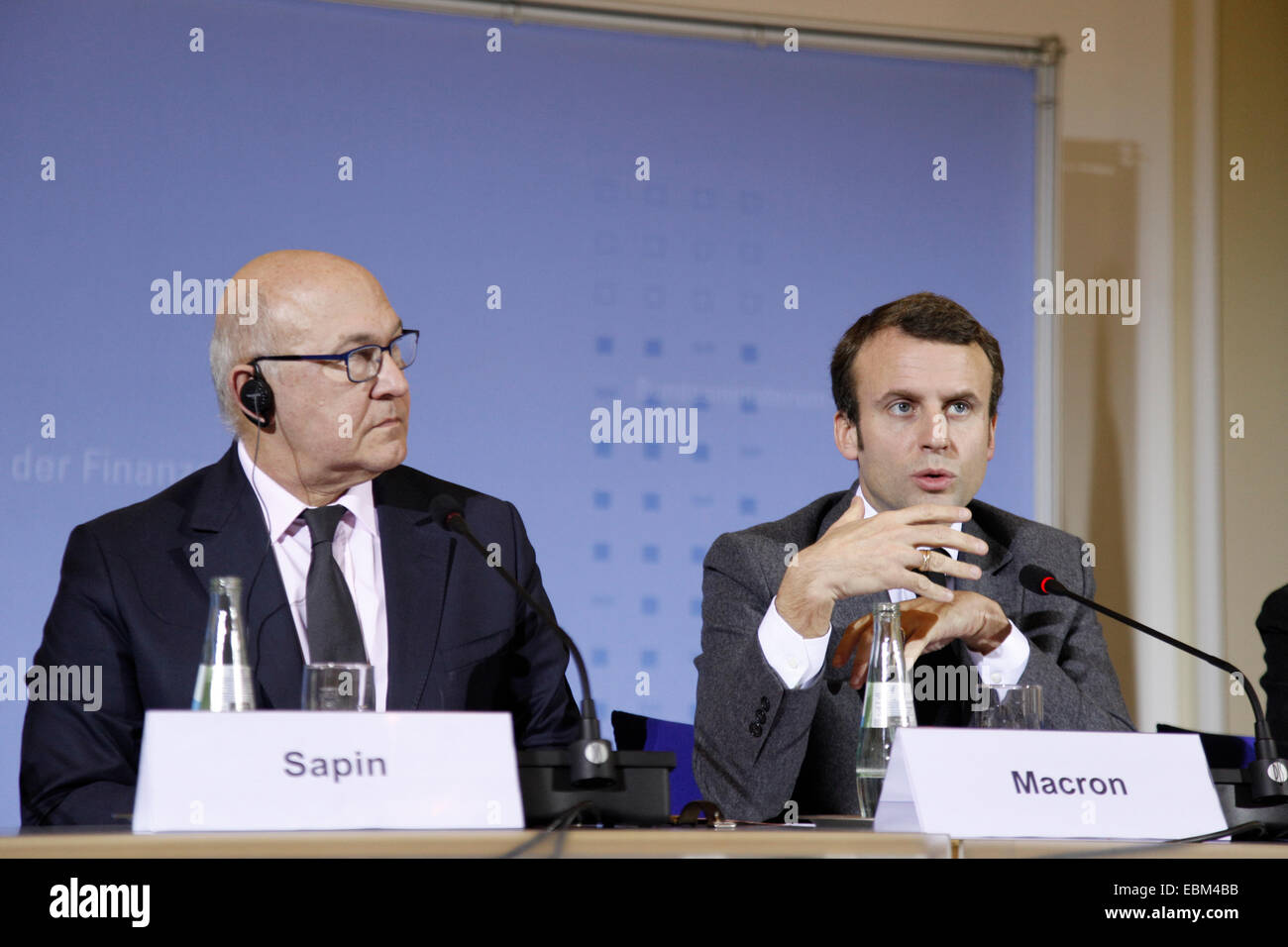 Berlin, Deutschland. 2. Dezember 2014. Begleiten Sie Pressekonferenz anlässlich der 47. Deutsch-französischer Finanz- und Wirtschaftsrat mit Bundesfinanzminister Wolfgang SchŠuble und Wirtschaftsminister Sigmar Gabriel und ihren französischen Kollegen Michel Sapin und Emmanuel Macron sowie Bundesbankpräsident Jens Weidmann und Anne Le Lorier, erster stellvertretender Gouverneur der Banque de France, auf 2December, 2014, in Berlin, Deutschland. / Bild: Michel Sapin, französischer Minister für Wirtschaft, Emmanuel Macron, französischer Minister für Wirtschaft, Reynaldo Chaib © Paganelli/Alamy Live News Bildnachweis: Reynaldo Chaib Stockfoto