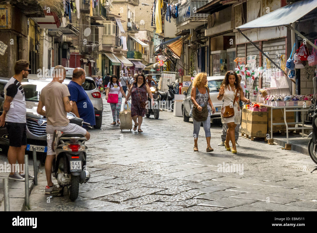 Die überfüllten Straßen von Neapel. Stockfoto