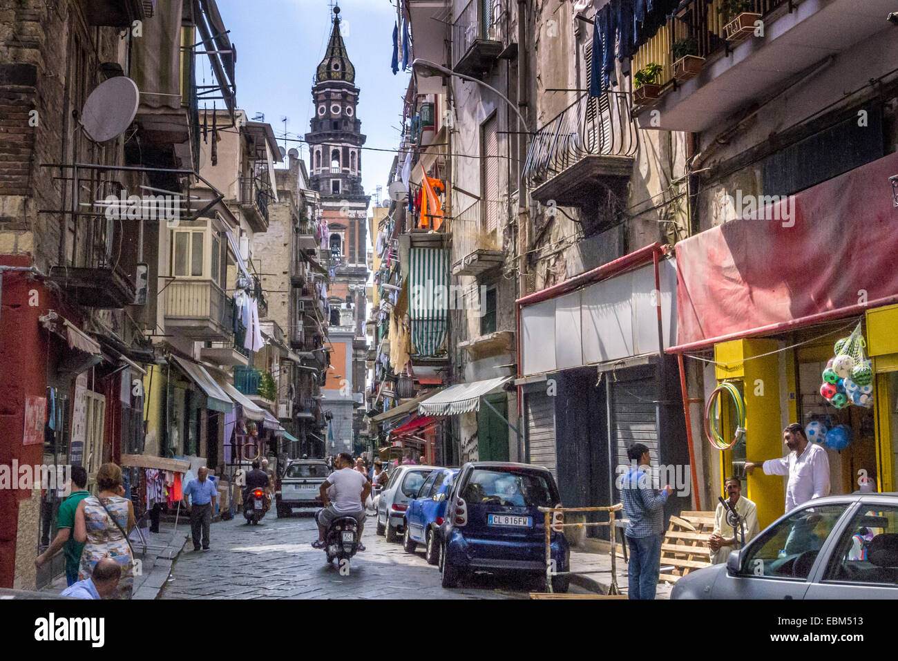 Die überfüllten Straßen von Neapel. Stockfoto