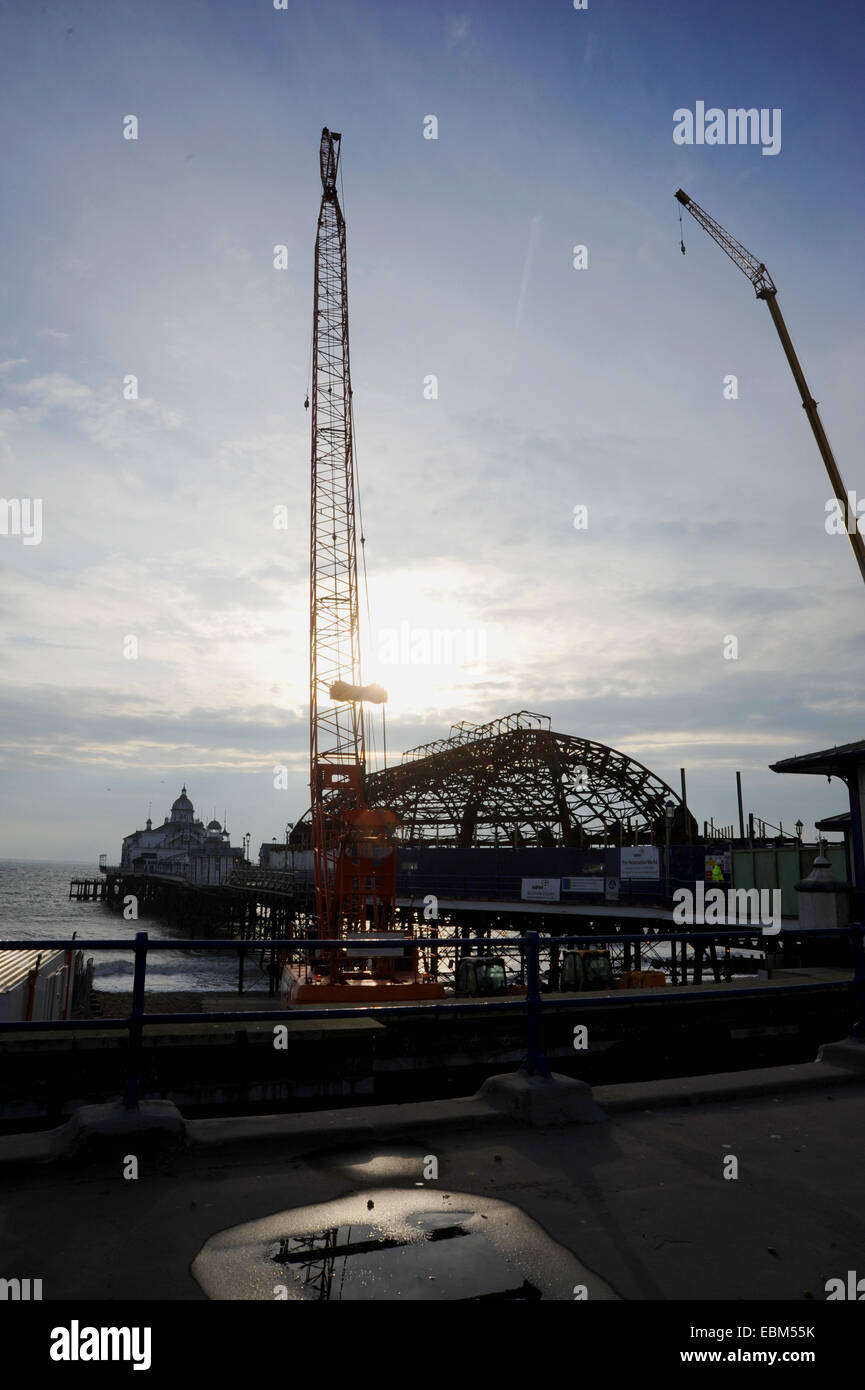 Eastbourne Sussex UK November 2014 - Reparaturarbeiten haben begonnen Am Eastbourne Pier, der einen Großbrand in der erlitt Sommer Stockfoto