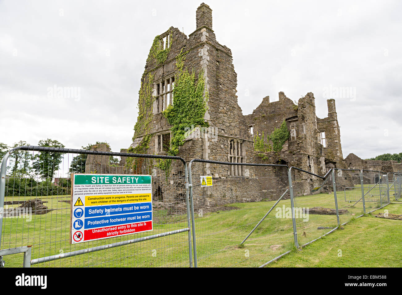 Website-Sicherheitszeichen und Zaun, Neath Abbey Ruinen, Neath, Glamorgan, Wales, UK Stockfoto