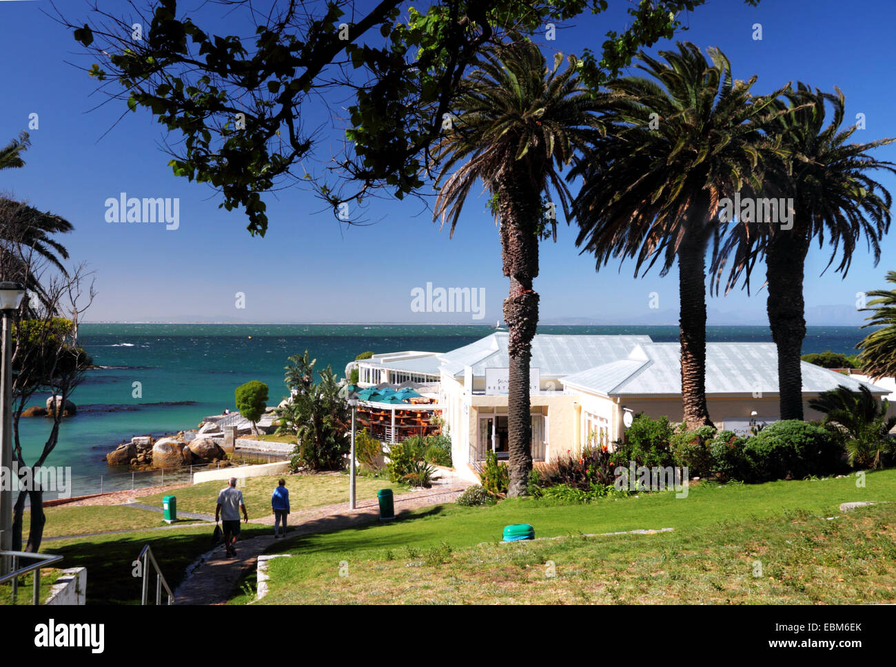 Palmen Sie mit türkisblauem Meer und ein Restaurant am Strand. Stockfoto