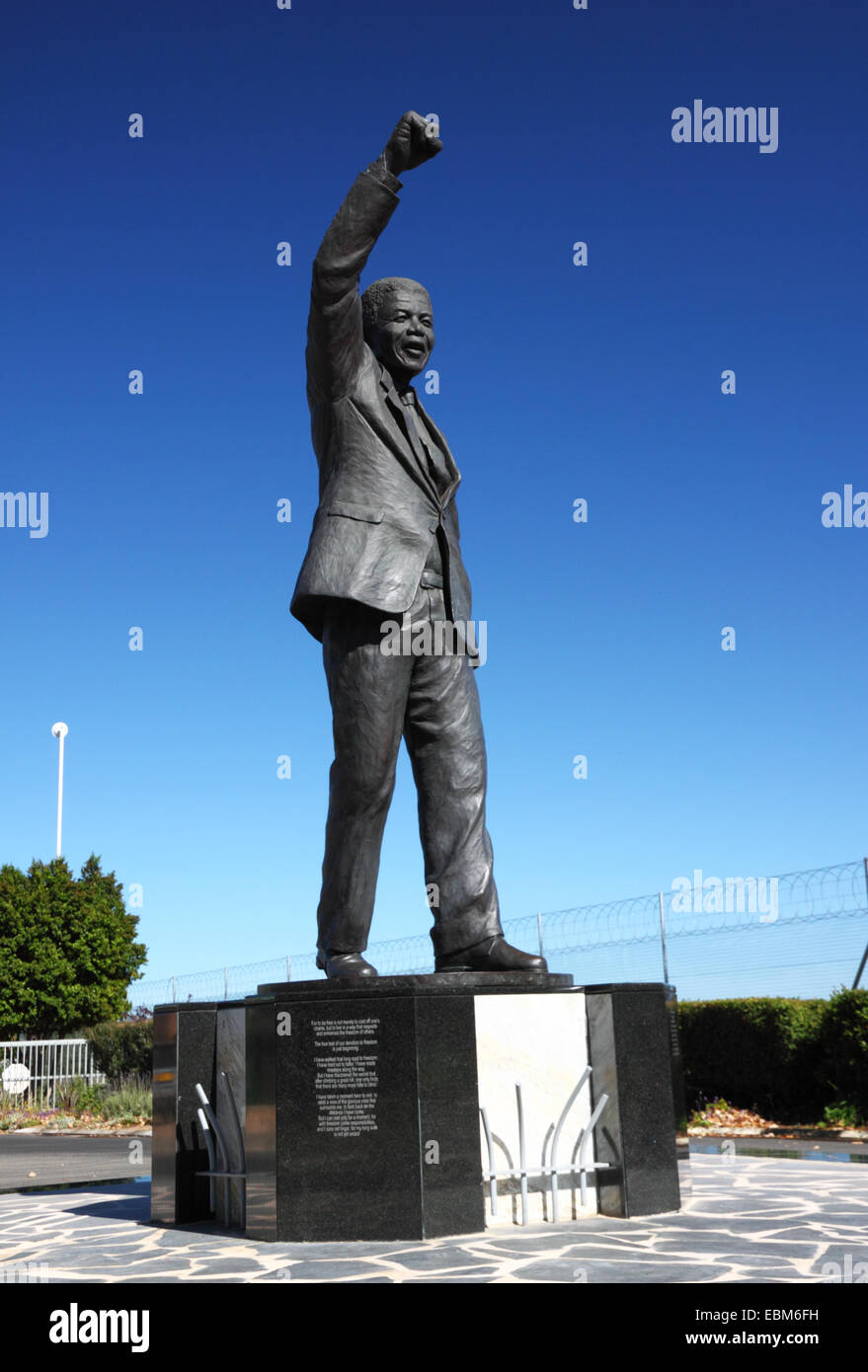 Eine Statue von Nelson Mandela mit seinen rechten Arm in ein Black-Power-Gruß erhoben. Stockfoto