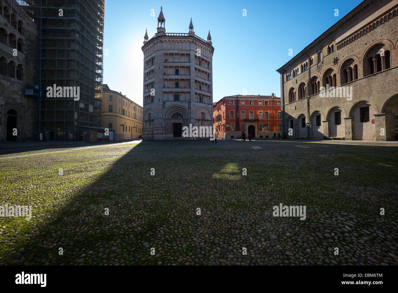 Parma, Blick auf das Baptisterium der Basilika Kathedrale Duomo Platz Stockfoto