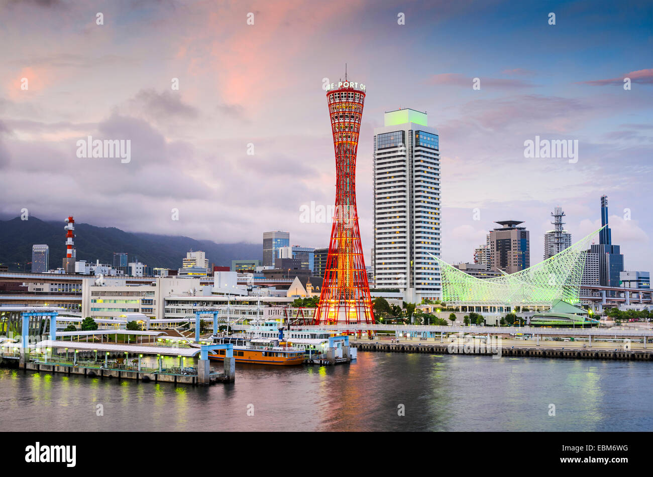 Skyline von Kobe, Japan am Hafen. Stockfoto