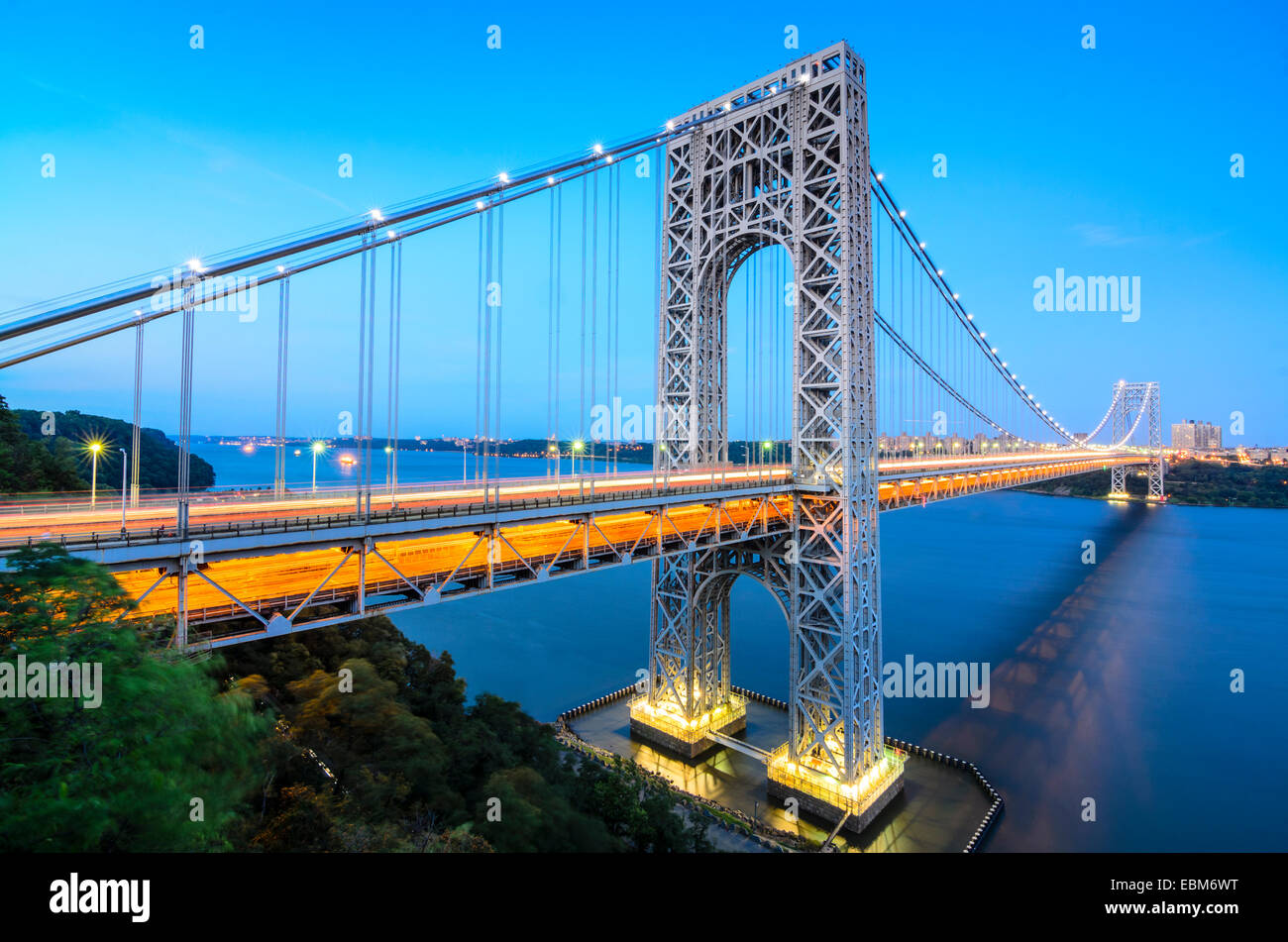 Die George Washington Bridge über den Hudson River in der Dämmerung in New York City. Stockfoto