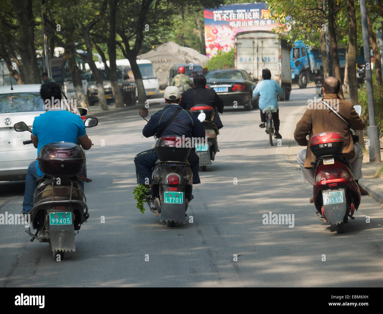 Menschen, die Reiten Mopeds in China, Asien Stockfoto