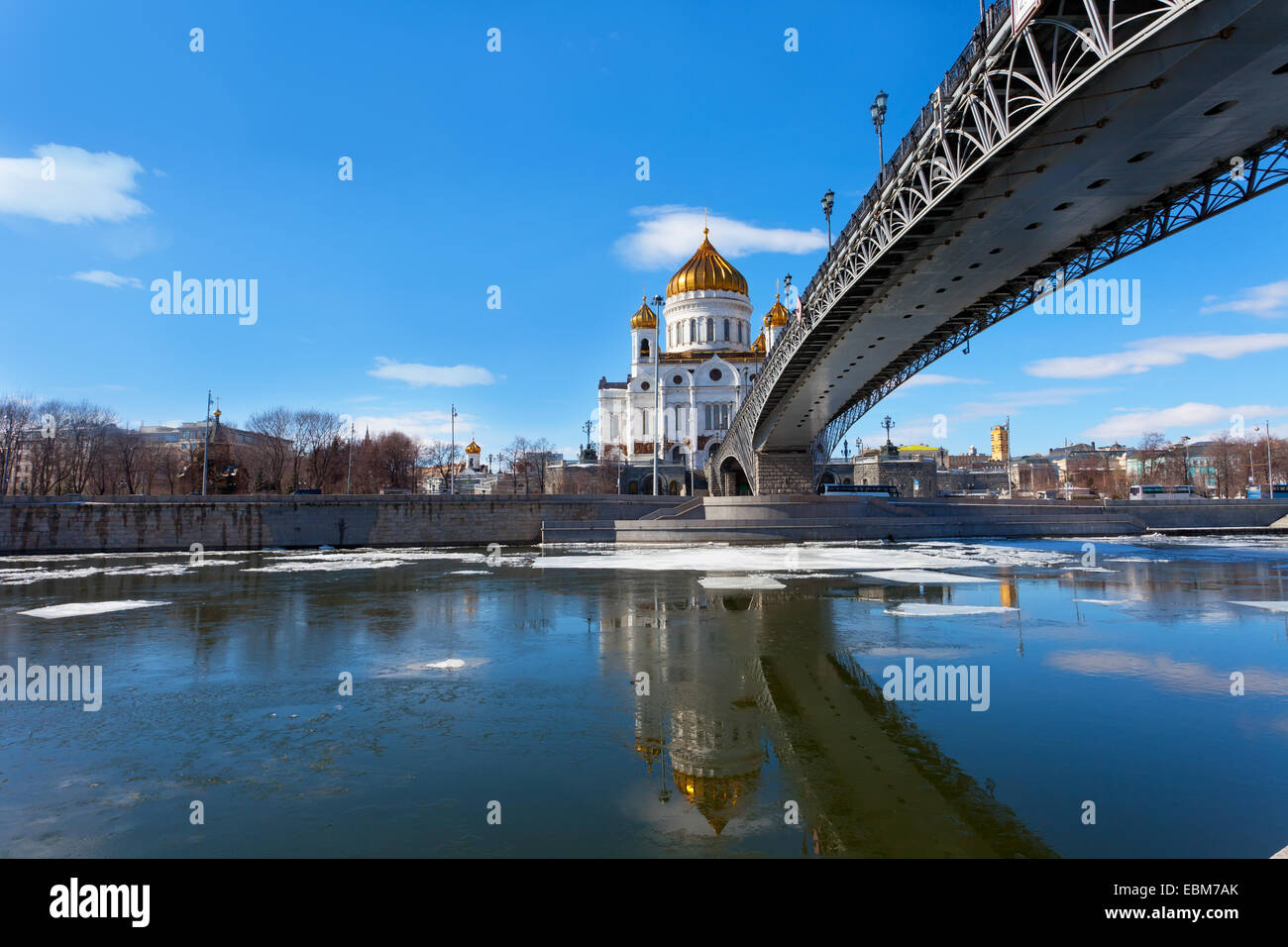 Kathedrale von Christus dem Erlöser und Patriarshy Brücke in Moskau im Frühjahr Stockfoto