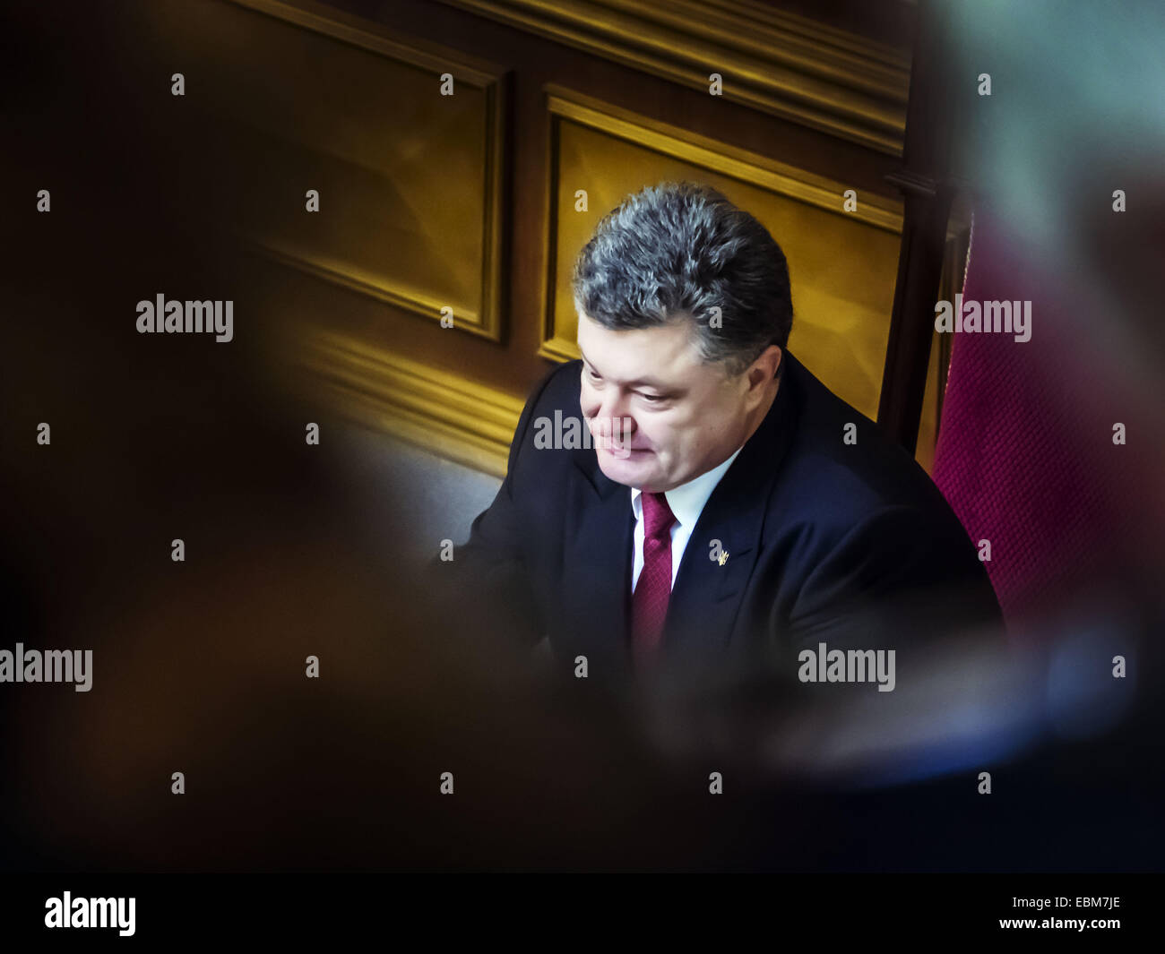 Kiew, Ukraine. 2. Dezember 2014. Präsident Petro Poroshenko--Verkhovna Rada der Ukraine nahm die neue Regierung. Für eine aktualisierte Kabinett 288 Abgeordnete gestimmt. Der neue Minister - drei Ausländer Poroschenko Dekret wurde ukrainische Staatsbürgerschaft gewährt. Als Kopf des Ministeriums der Finanzen eine US Bürger ukrainischer Herkunft Natalia Yaresko ernannt, wurde Minister für wirtschaftliche Entwicklung litauischen Aivaras Abromavicius und dem Minister für Gesundheit - ein Bürger von Georgia Alexander Kvitashvili. Bildnachweis: Igor Golovniov/ZUMA Draht/Alamy Live-Nachrichten Stockfoto